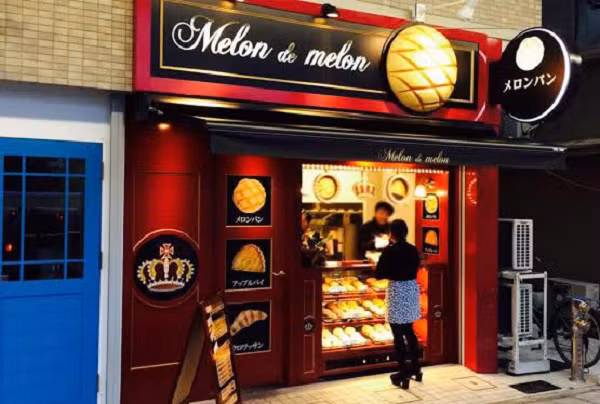 Melon pan là một loại bánh mì ngọt khá phổ biến với người Nhật, đặc biệt là giới học sinh. Trong các bộ phim của đất nước này đều dễ thấy các nhân vật mua loại bánh mì này để ăn trưa. Vì thế nên melon pan có mối quan hệ rất mật thiết với cuộc sống học đường.