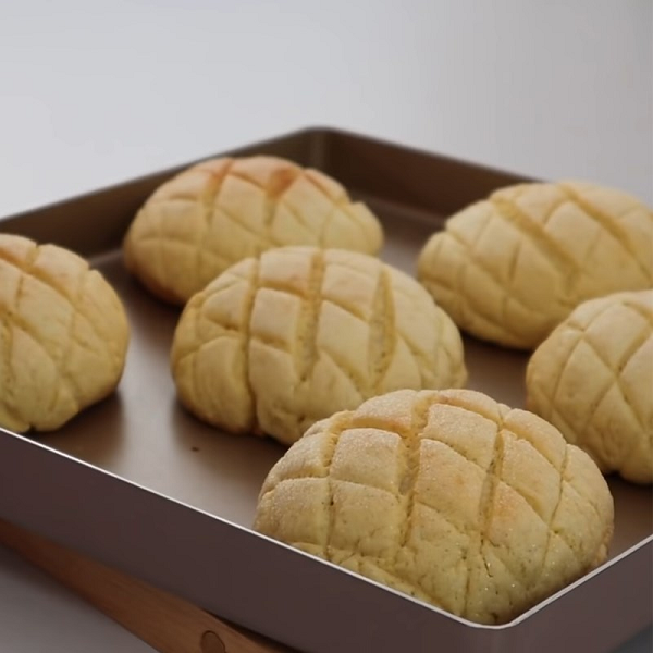 Sau này, nhiều nhà sản xuất cũng đã cho thêm hương dưa lưới, dưa hấu cho chiếc bánh. Bánh mì melon không mềm như bánh mì bình thường mà có vỏ khá giòn, bên trong thường là nhân vanilla custard.