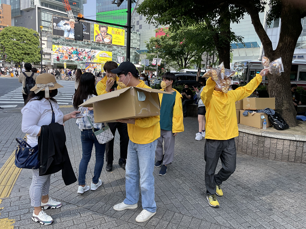 Được biết, đây là loại khẩu trang có thể ăn được đầu tiên trên thế giới, được lấy cảm hứng từ sở thích ăn và ngửi mùi bánh mì của 3 sinh viên đến từ trường đại học Fukuoka và đại học Okinawa.