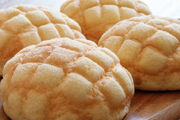 Giá của một chiếc khẩu trang bánh mì dưa lưới là 1800 yên (khoảng 377 ngàn đồng) cho gói 5 chiếc (đã bao gồm thuế). Đáng tiếc sản phẩm hiện chỉ bán và giao hàng tại Nhật Bản.