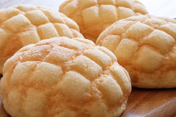 Giá của một chiếc khẩu trang bánh mì dưa lưới là 1800 yên (khoảng 377 ngàn đồng) cho gói 5 chiếc (đã bao gồm thuế). Đáng tiếc sản phẩm hiện chỉ bán và giao hàng tại Nhật Bản.