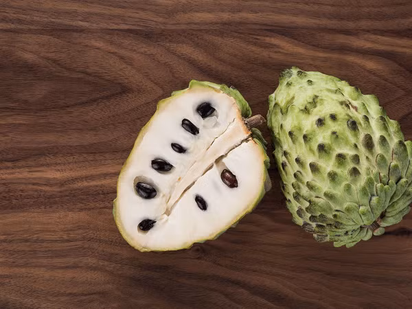 Quả Cherimoya thuộc họ mãng cầu, bắt nguồn từ Ecuador, Colombia, Peru và Bolivia. Thịt có màu trắng kem, vị tổng hợp của chuối, dứa, đu đủ, đào và dâu tây. Quả xanh có hình dạng hình bầu dục, nặng khoảng 500g. Cherimoya chứa nhiều vitamin, chất chống oxy hóa và khoáng chất tốt cho cơ thể.
