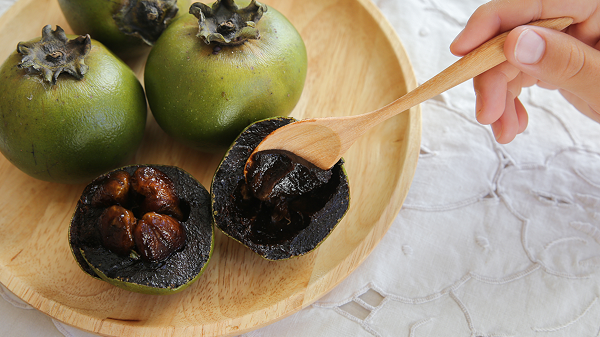 Hồng socola (Black Sapote) là loại cây ăn quả nhiệt đới có nguồn gốc từ Mexico. Quả ăn rất ngon, ngọt có hương vị như socola. Vỏ quả hồng khi chưa chín có màu xanh, bóng sáng. Khi chín vỏ quả chuyển thành màu nâu xanh, hơi nhăn.