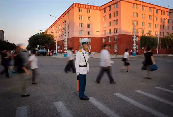 Cảnh sát giao thông làm nhiệm vụ ở Bình Nhưỡng tháng 6/2016.