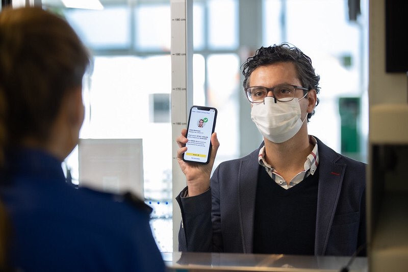 Hang khong Viet Nam thu nghiem ho chieu suc khoe dien tu