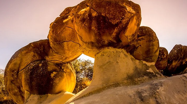 Những khối đá cuội này được đặt tên là trovant, rất đa dạng về kích thước và hình dáng, một số có thể đặt vừa trong lòng bàn tay trong khi nhiều khối đá cao quá đầu người, thậm chí có kích thước lên tới 4,5 m.