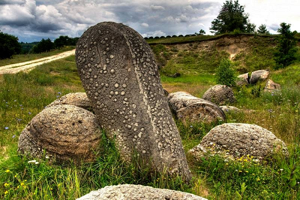 Sóng xung kích phát ra từ Trái đất nén chặt các trầm tích cát và cô đặc xi măng đá vôi để tạo thành các cục đá có hình cầu. Theo thời gian, các nguyên tố này đã làm mòn đi lớp sa thạch lỏng lẻo xung quanh chúng, để lộ ra những lớp đá dày đặc hơn.