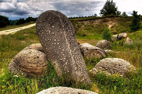 Sóng xung kích phát ra từ Trái đất nén chặt các trầm tích cát và cô đặc xi măng đá vôi để tạo thành các cục đá có hình cầu. Theo thời gian, các nguyên tố này đã làm mòn đi lớp sa thạch lỏng lẻo xung quanh chúng, để lộ ra những lớp đá dày đặc hơn.