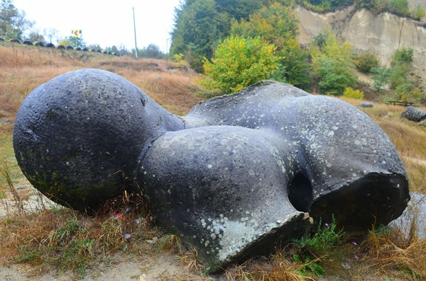 Các lớp đá sa thạch xung quanh cho thấy khu vực này là một môi trường biển cổ đại khi đá và trầm tích cơ bản được hình thành, cũng như các hóa thạch hai mảnh vỏ và động vật chân bụng có thể được tìm thấy trong một số trovant.