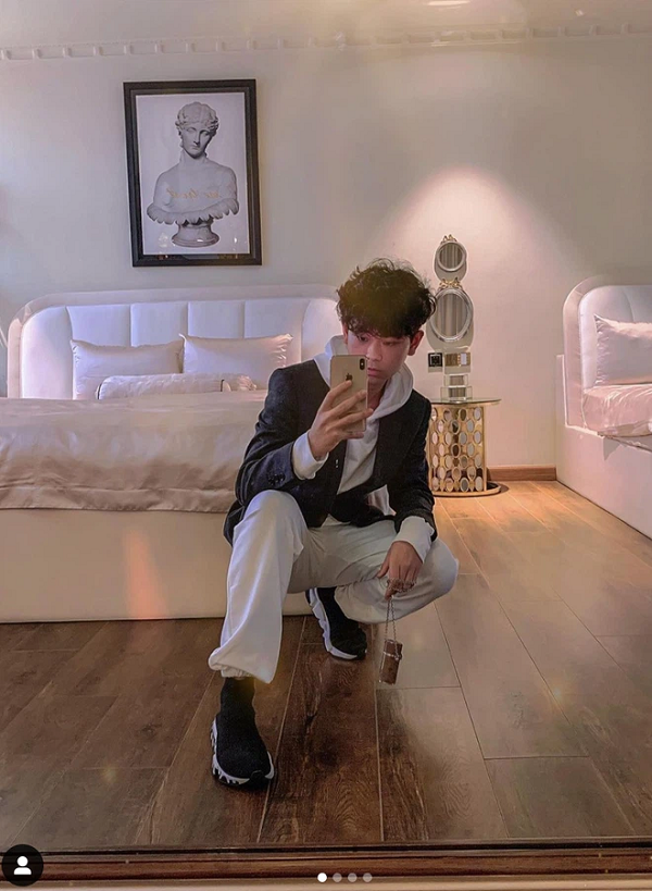 Tuy nhiên điều khiến nhiều người thắc mắc là dù rất giàu có nhưng hiện tại rich kid Gia Kỳ vẫn đang sử dụng iPhone XS Max cũ đã ra mắt cách đây 2 năm mà không phải đời mới nhất.