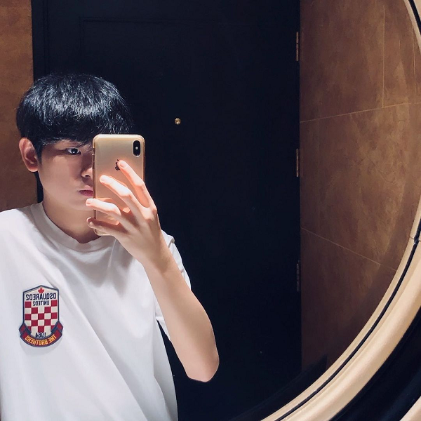 Vì quá tò mò, một fan hâm mộ của anh chàng Gia Kỳ đã trực tiếp đặt câu hỏi trên trang cá nhân rằng tại sao rich kid không lên đời iPhone 12 mới nhất của Apple.