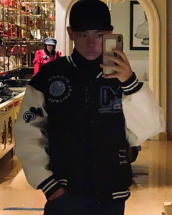 Dù không phải đời máy điện thoại cao nhất nhưng Gia Kỳ lại sử dụng kèm một chiếc AirPods Pro đời mới nhất của hãng. Điều đó cho thấy anh chàng đích thị là một iFan chính hiệu.