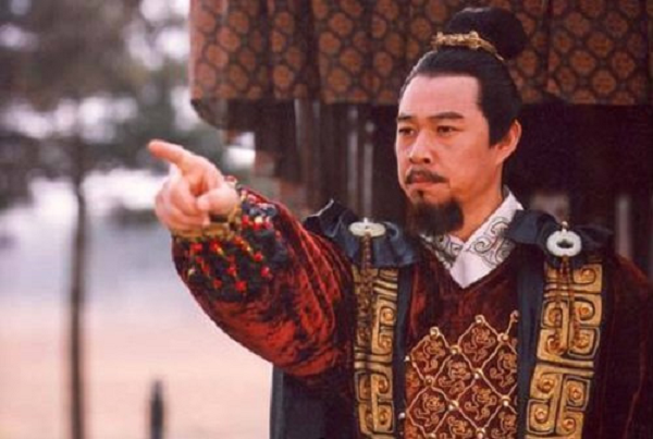 Tâm lý của Tần Thủy Hoàng trở nên bất ổn do phải chịu nhiều tổn thương lúc nhỏ.Theo đó, nước Triệu muốn giết hai mẹ con ông nên họ phải lẩn trốn trong nhân gian suốt 7 năm trời đằng đẵng, chịu đủ đắng cay tủi nhục và Tần Thủy Hoàng liên tục bị mọi người bắt nạt.