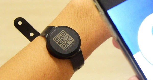 Bên cạnh đó, nó cũng cảnh báo khi người đeo cố tình tháo vòng ra khỏi tay. Hỗ trợ truy vết ở nơi mà người đeo đã đi qua. Có cảm biến phát hiện thay đổi độ cao (có thể phát hiện việc di chuyển giữa các tầng chung cư).