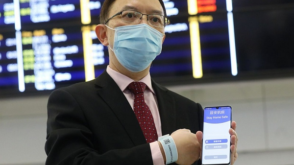 Vòng tay sẽ được kết nối với một ứng dụng trên smartphone giúp chính quyền kiểm soát việc tự cách ly tại nhà. Khoảng 60.000 vòng đeo tay điện tử đã được phát cho người nhập cảnh vào Hong Kong.