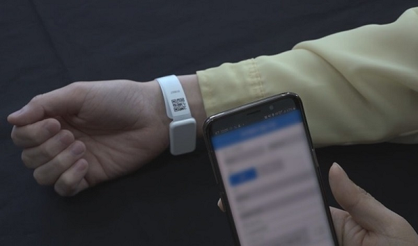 Hàn Quốc cũng đã sử dụng vòng đeo tay vào cuối tháng 4/2020 để theo dõi những người không tuân thủ các quy định về tự cách ly sau khi phát hiện một số người cố gắng "đánh lừa" một ứng dụng theo dõi của chính phủ bằng cách ra ngoài mà không mang theo điện thoại của họ.