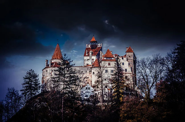 Lâu đài nổi tiếng Dracula’s Castle tại Romania có thiết kế tinh xảo tuyệt đẹp, kiến trúc lịch sử và những cầu thang rất độc đáo. Nhiều trải nghiệm siêu nhiên mà các du khách cũng như cư dân địa phương từng gặp phải đã khiến địa danh này càng trở nên nổi tiếng, hấp dẫn và bí ẩn hơn.