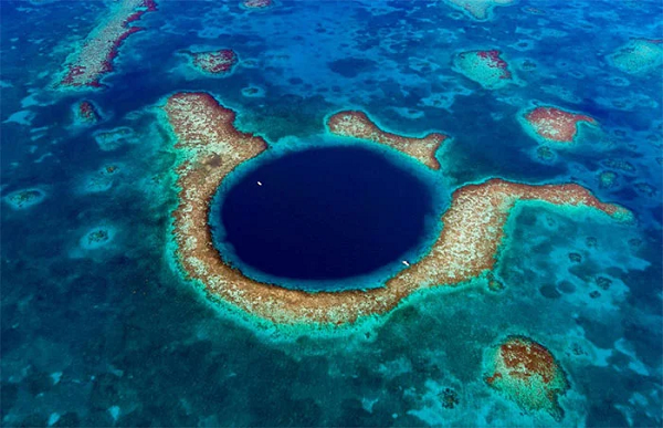 Great Blue Hole, Belize là hố xanh độc đáo bị nhấn chìm sau kỷ băng hà cuối cùng. Bên trong hố ẩn chứa những bí ẩn đại dương như hoá thạch san hô lên tới hàng nghìn năm tuổi cùng các sinh vật biển dị biệt.