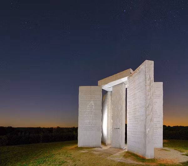 Georgia Guidestones, Mỹ là những chỉ dẫn do con người tạo ra dành cho thế hệ sau. Bao gồm những quy tắc như "Duy trì nhân loại dưới 500.000.000 người" và "Hướng dẫn sinh sản một cách khôn ngoan, cải thiện thể chất và sự đa dạng" được viết bằng 8 ngôn ngữ và tất cả đều được khắc trên đá.