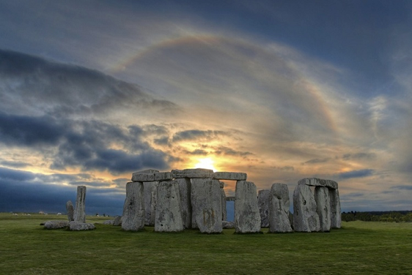 Stonehenge là một di tích được dựng từ thời tiền sử nằm trên khu vực bằng phẳng ở phía bắc thành phố Salisbury, Vương quốc Anh ngày nay. Được cấu thành từ những khối đá khổng lồ với độ cao trung bình 9 m cùng cân nặng 25 tấn, mục đích mà Stonehenge được xây dựng vẫn luôn là điều bí ẩn.