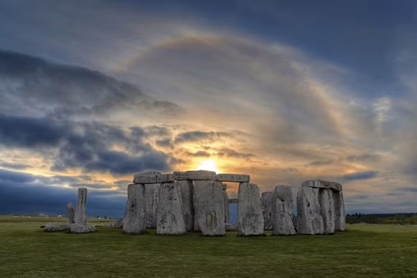 Stonehenge là một di tích được dựng từ thời tiền sử nằm trên khu vực bằng phẳng ở phía bắc thành phố Salisbury, Vương quốc Anh ngày nay. Được cấu thành từ những khối đá khổng lồ với độ cao trung bình 9 m cùng cân nặng 25 tấn, mục đích mà Stonehenge được xây dựng vẫn luôn là điều bí ẩn.