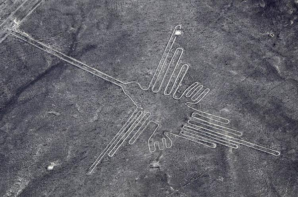 Cao nguyên Nazca, Peru tồn tại những hình vẽ huyền bí mà suốt bao thế kỷ qua, giới nghiên cứu vẫn chưa thể lý giải nổi. Những hình vẽ tại cao nguyên Nazca được chia thành 2 loại, mô phỏng sinh học và hình học.