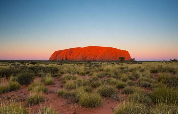 Núi đá nguyên khối Uluru, Australia gây ấn tượng với du khách bởi sự biến ảo màu sắc liên tục trong ngày. Các nhà khoa học cho biết đặc tính của Urulu là khối đá ráp thạch anh với kết cấu chặt chẽ, bề ngoài có oxit sắt nên khi ánh mặt trời rọi chiếu ở nhiều góc độ khác nhau sẽ đổi màu liên tục.