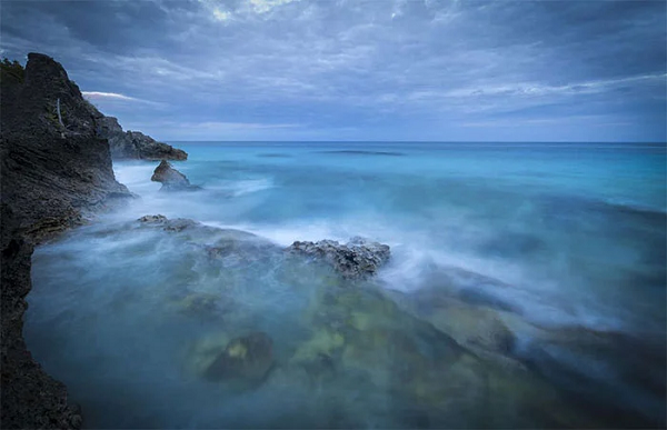 Tam giác quỷ Bermuda nằm ở ngoài khơi bờ biển Đông Nam Mỹ ở Đại Tây Dương gắn liền với những vụ mất tích bí ẩn chưa có lời giải. Trong nhiều thế kỷ, một số lượng lớn tàu và máy bay đã biến mất một cách kỳ lạ trong khu vực này.