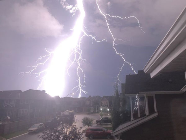Tia sét lớn bất thường giống hệt trong bộ phim viễn tưởng.