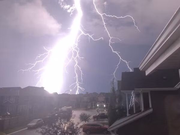 Tia sét lớn bất thường giống hệt trong bộ phim viễn tưởng.