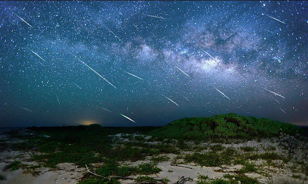 Mưa sao băng Eta Aquarids có trung tâm là chòm sao Aquarius (Bảo Bình), bắt đầu từ ngày 19/4 và kết thúc vào 28/5. Tuy nhiên, thời điểm cực đại của hiện tượng này sẽ rơi vào ngày 5-6/5 và đẹp nhất vào sau 3 giờ sáng.