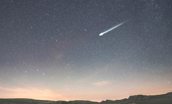 Mưa sao băng là hiện tượng các thiên thạch từ vũ trụ lao vào bầu khí quyển của Trái Đất với số lượng lớn và tốc độ cao, ma sát với không khí khiến cho nó trở nên bốc cháy.