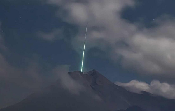 Bức ảnh lập tức nhận được sự chú ý của cư dân mạng. nhiều người thắc mắc nguồn gốc của tia sáng xanh kỳ lạ này. Thậm chí còn đặt ra giả thuyết đó là tín hiệu của người ngoài hành tinh.