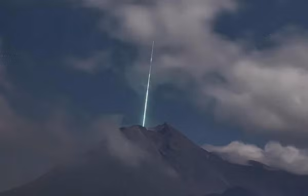 Bức ảnh lập tức nhận được sự chú ý của cư dân mạng. nhiều người thắc mắc nguồn gốc của tia sáng xanh kỳ lạ này. Thậm chí còn đặt ra giả thuyết đó là tín hiệu của người ngoài hành tinh.