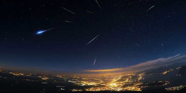 Trong khi đang diễn ra một cơn mưa sao băng, những vệt sáng có thể xuất hiện từ bất cứ đâu, nhưng “đuôi” của chúng thì chỉ dường như chụm lại một điểm trên bầu trời đêm.