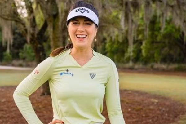 Dù 35 tuổi nhưng nữ golf thủ vẫn sở hữu chiều cao vượt trội 1m83 cùng thân hình đồng hồ cát chuẩn.