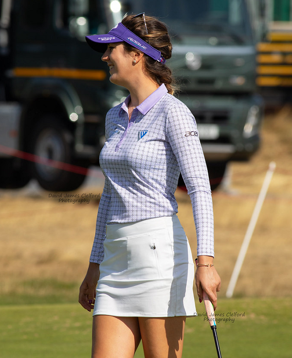 Nhờ nhan sắc và vóc dáng của mình, Gal còn được mời làm người mẫu cho nhiều tạp chí và hãng thời trang nổi tiếng.