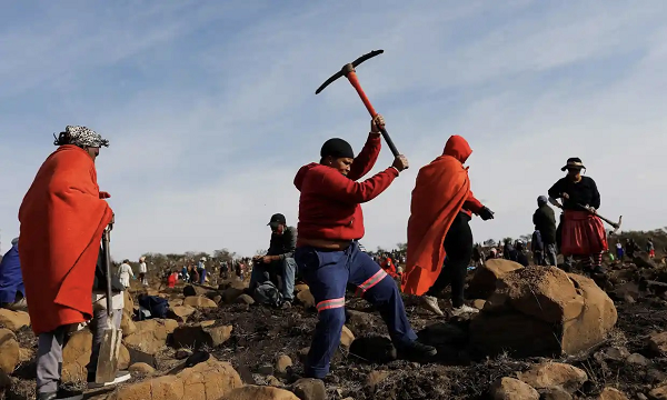 Nam Phi nổi tiếng là quốc gia giàu khoáng sản. Đây là nơi phát hiện viên kim cương thô lớn nhất thế giới Cullinan vào năm 1905 tại thị trấn khai thác nhỏ cùng tên.