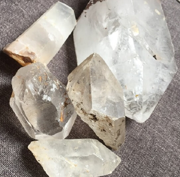 Đá thạch anh có tính phát quang, khi đặt viên đá quý này dưới ánh sáng chúng sẽ phát ra những tia sáng màu sắc bắt mắt. Tuy nhiên thạch anh tóc vàng, thạch anh tóc đỏ, và thạch anh nâu đỏ được coi là có hiệu ứng đẹp nhất.