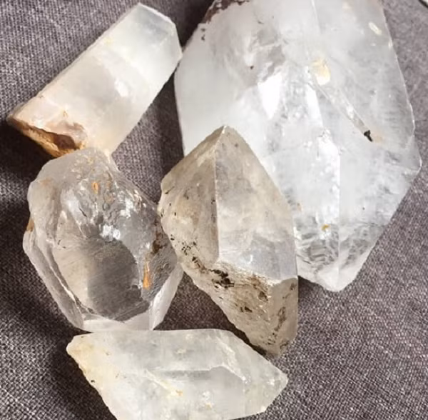 Đá thạch anh có tính phát quang, khi đặt viên đá quý này dưới ánh sáng chúng sẽ phát ra những tia sáng màu sắc bắt mắt. Tuy nhiên thạch anh tóc vàng, thạch anh tóc đỏ, và thạch anh nâu đỏ được coi là có hiệu ứng đẹp nhất.