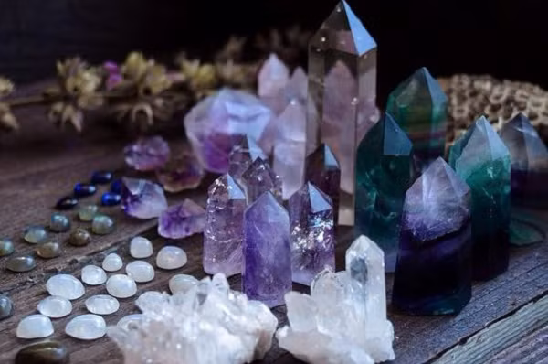 Đá thạch anh được sử dụng trong nhiều lĩnh vực khác nhau: điện tử, quang học,… và cả trong ngọc học. Các tinh thể thạch anh trong suốt có màu sắc đa dạng như tím, hồng, đen, vàng,… và được sử dụng làm đồ trang sức từ rất xa xưa.