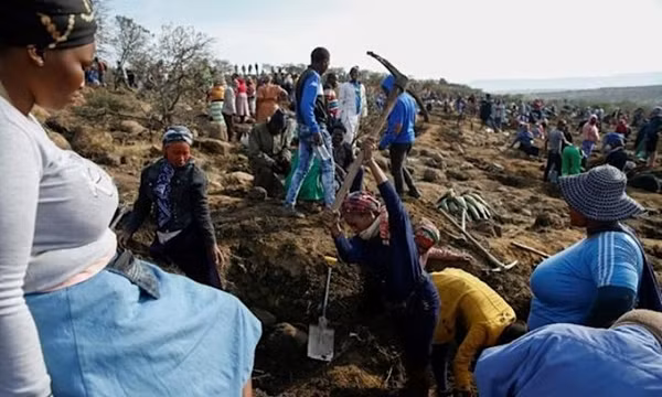 Viễn cảnh tìm thấy kim cương mang tới tia hy vọng cho người dân tại những vùng đất nghèo nhất ở Nam Phi khi đại dịch COVID-19 khiến tình trạng thất nghiệp cao vốn kéo dài nhiều thập kỷ ở đây càng trở nên tồi tệ hơn.