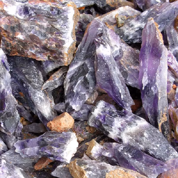 Thạch anh tồn tại ở nhiều dạng khác nhau của đá như đá lửa, biến chất và trầm tích. Khi bị phong hóa hoặc xói mòn, chúng sẽ phân bổ trong đất, sông và các bãi biển.