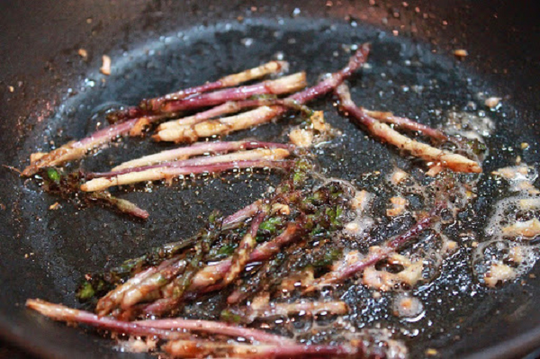 Chồi hoa bia có thể sử dụng làm salad, mì hay đem nướng... theo sở thích của người mua. Xào tỏi cũng là lựa chọn được nhiều người từng ăn chồi hoa bia đánh giá cao.