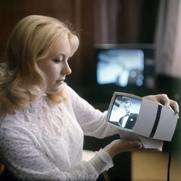 Tivi con di động “Kvant” được sản xuất tại nhà máy đèn hình Lviv từ năm 1974. Chiếc tivi con này được nối với tivi mẹ bằng cáp và có thể kéo xa tới 12 mét. Nó sử dụng ống đèn hình 16LK1B và cho hình ảnh có độ phân giải 103x125 mm.