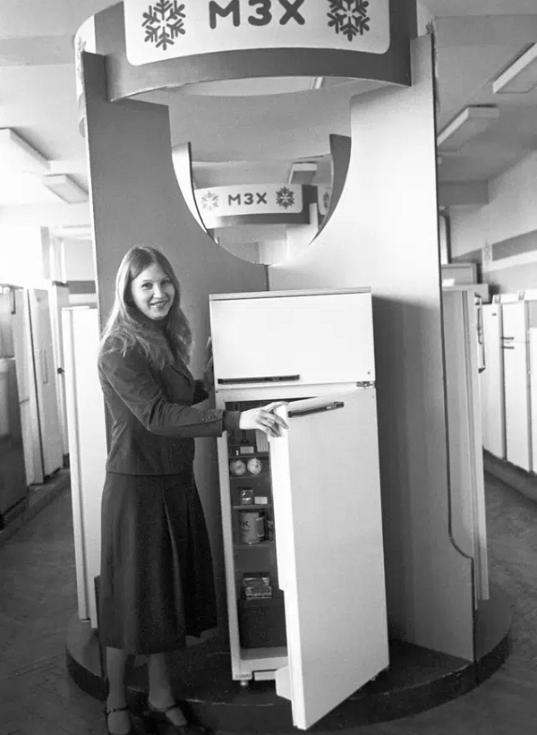 Tủ lạnh “Minsk-15” – đây là chiếc tủ lạnh đầu tiên sử dụng polyurethane để cách nhiệt giữa các ngăn. Trong suốt 17 năm có mặt trên thị trường, con số xuất xưởng của nó và bản nâng cấp “Minsk-15M” là hơn 4 triệu chiếc.