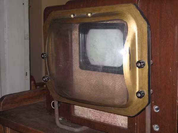 KVN-49 - TV đen trắng với nhiều phiên bản khác nhau được xuất xưởng từ năm 1949 cho đến năm 1960. Đây là chiếc tivi đầu tiên được sản xuất đại trà ở Liên Xô.