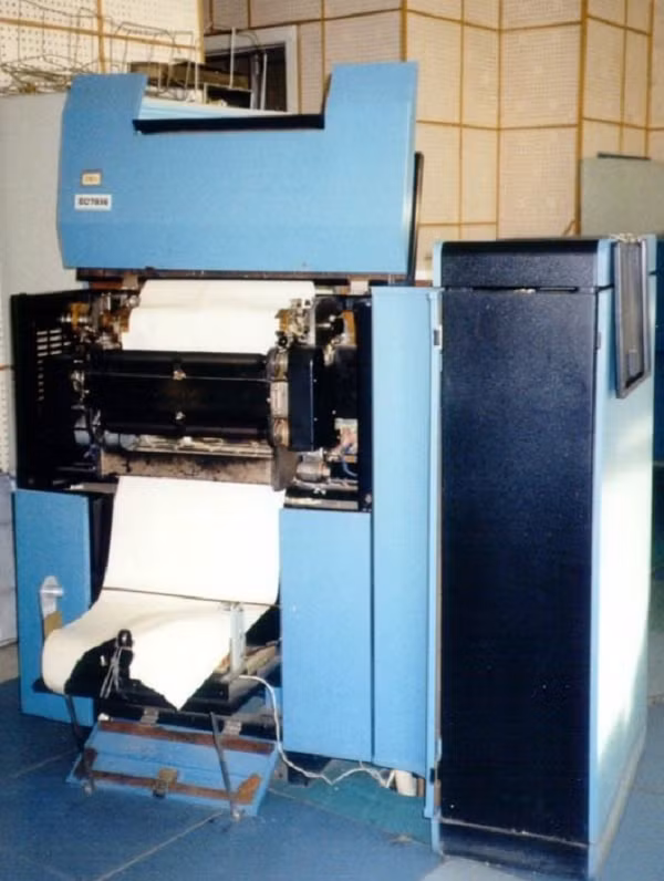 Máy in của Liên Xô khá đồ sộ, nhìn bề ngoài không khác máy in ngày nay là bao.