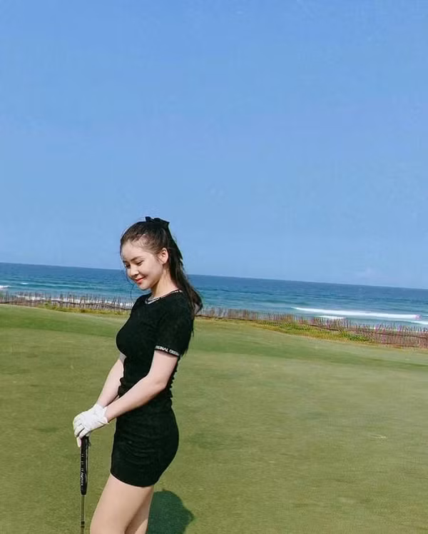 Thảo Nguyên cũng cho biết từ nhỏ chưa từng nghĩ đến việc sẽ dậy sớm để làm việc gì đó. Nhưng từ ngày chơi golf, cô nàng dậy từ 5 giờ sáng vẫn rất dễ dàng, tâm trạng và cơ thể thoải mái.