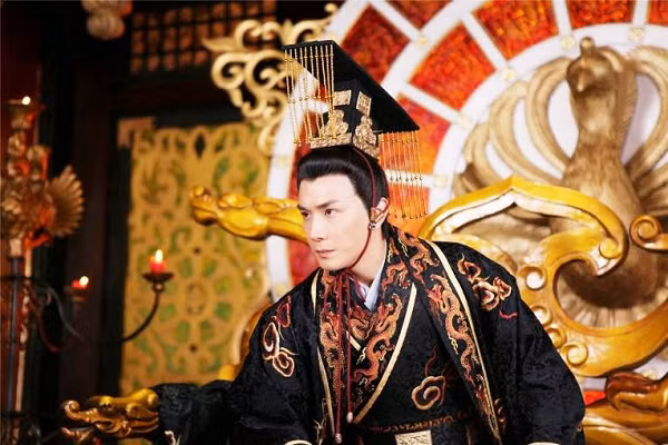 Văn Tuyên Đế mỗi khi say rượu thì trở nên quá hưng phấn hết trèo lên nóc nhà lại đu lên dầm nhà. Do uống rượu quá độ nên Văn Tuyên Đế mắc chứng biếng ăn, không ăn được cũng không uống được nên cuối cùng đã qua đời vì chết đói chết khát.